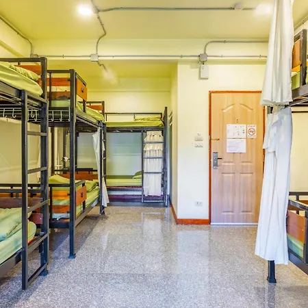 Oyo 928 Leaf Hostel Chiang Mai Exterior photo