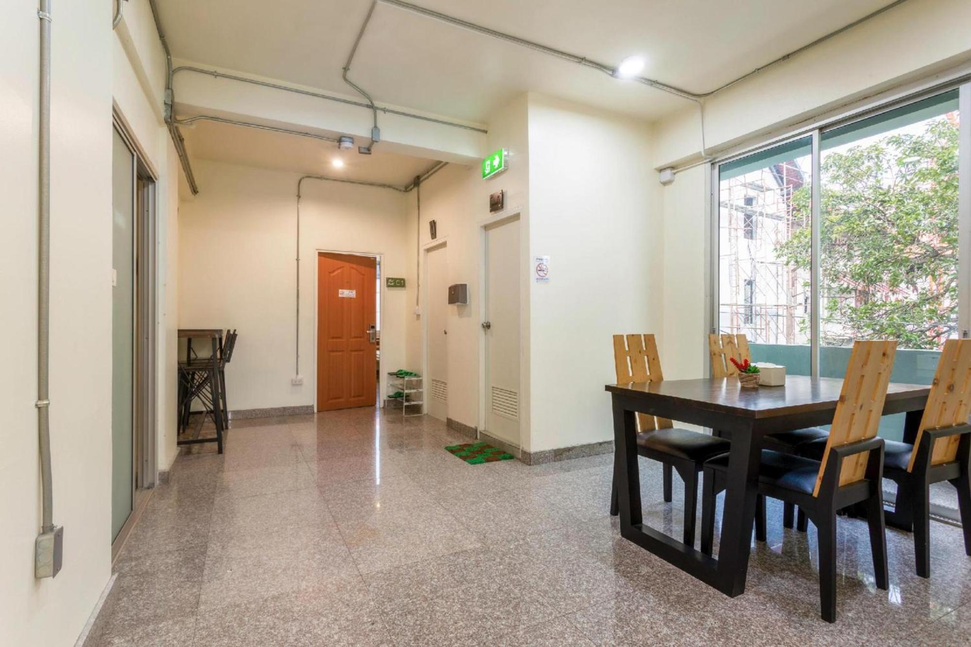Oyo 928 Leaf Hotel 2*
